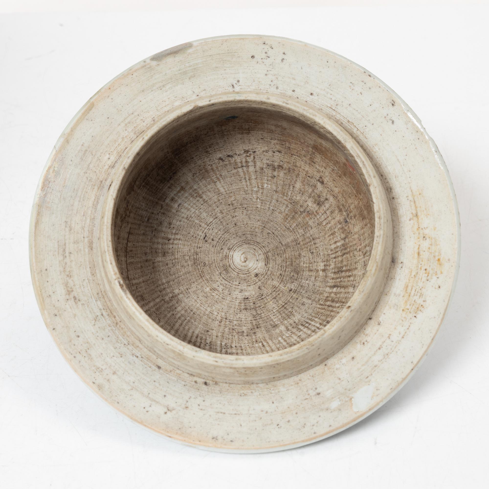 A Chinese blue and white porcelain jar with cover, Qing dynasty, Kangxi (1662-1722).