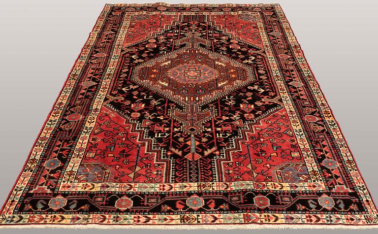 A Hamadan rug, approx. 305 x 185 cm.