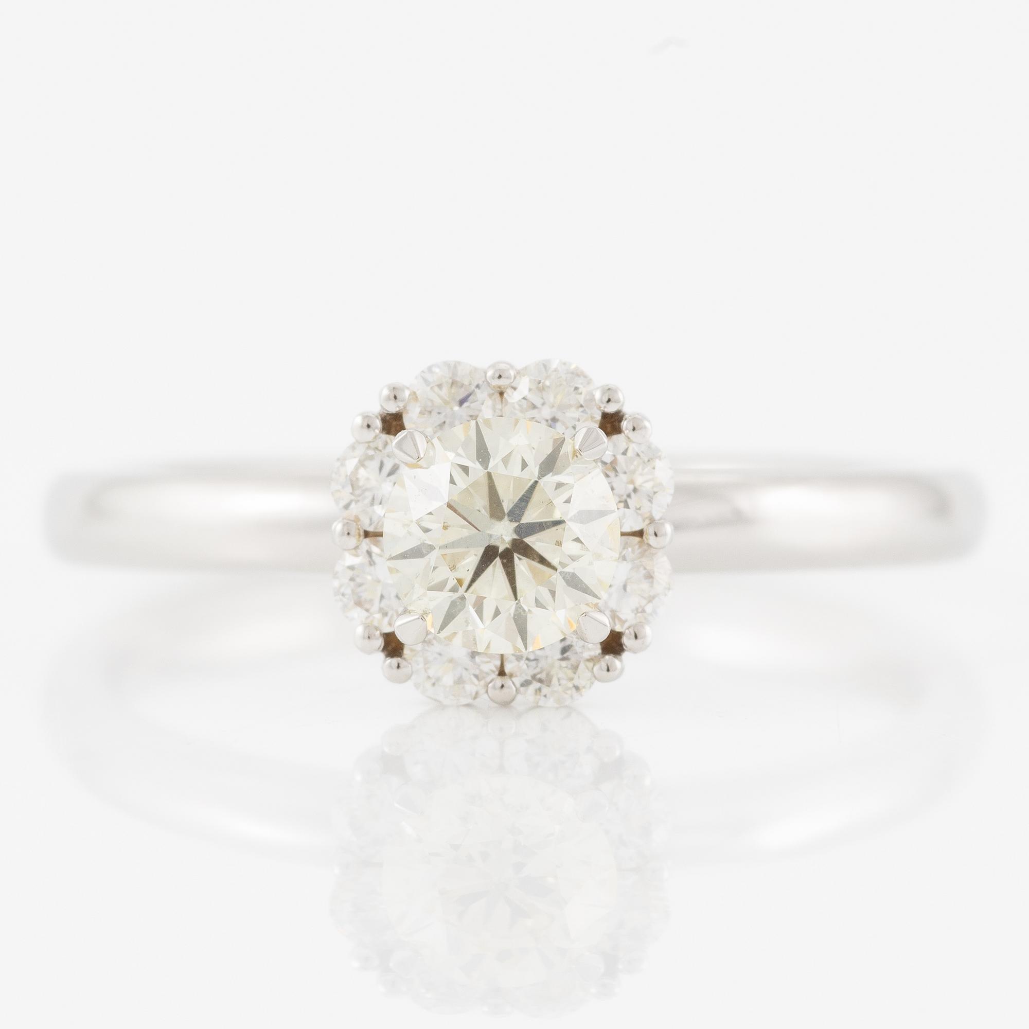 Ring 18K vitguld med briljantslipade diamanter.