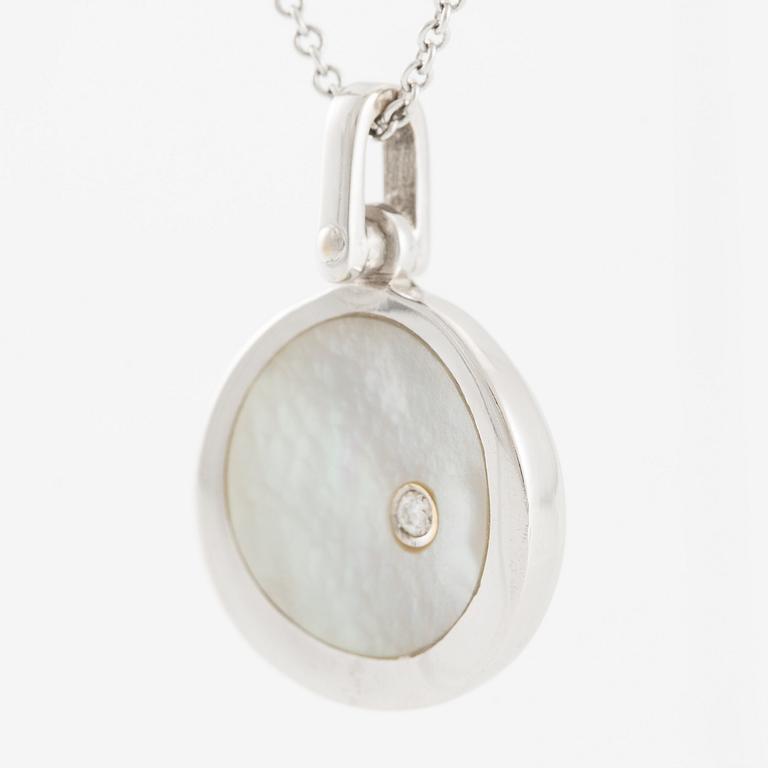 Hänge med kedja, 18K vitguld med pärlemor och briljantslipad diamant.