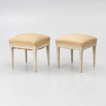 Taburetter, ett par, gustavianska, omkring 1800.