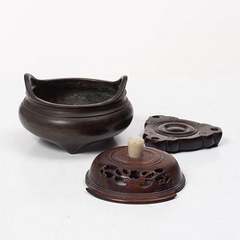 Rökelsekar med lock och ställ, brons, Kina, tidigt 1900-tal.