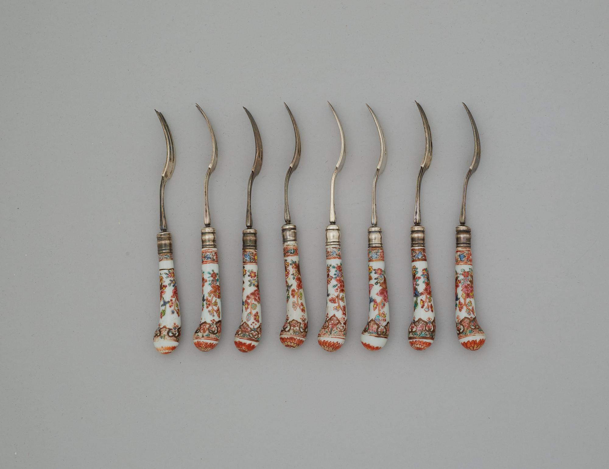 Bestick, 28 stycken, med porslinskaft. Qingdynastin, Qianlong (1736-95).