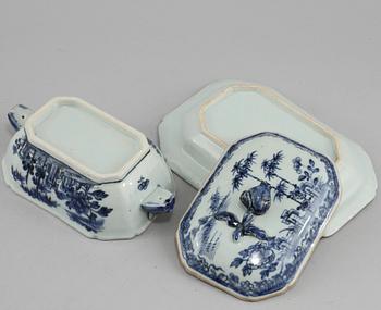 SMÖRTERRIN med UNDERFAT, porslin, Kina, 1700-tal.