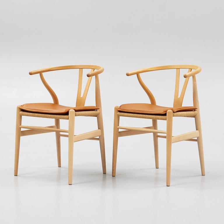 Hans J. Wegner, stolar, ett par, modell CH-24/ "Y-stolen", med dynor, Carl Hansen & Søn, Danmark, 2000-tal.