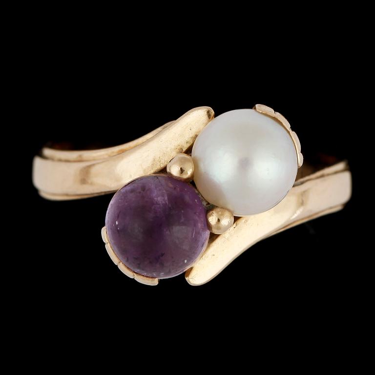 RING, 18k guld, pärla och ametist, Stigbert, Stockholm. 1956. Tot vikt ca 3 g.