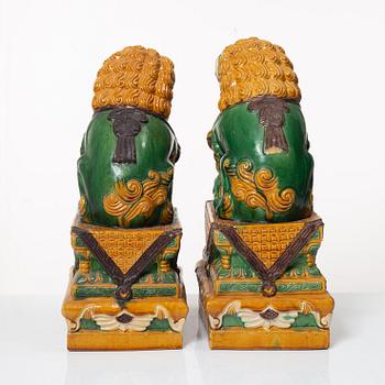 Fohundar, ett par, porslin, Kina, 1900-talets andra hälft.