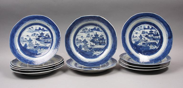TALLRIKAR, 12 st samt ASSIETTER, 4 st, porslin, Kina, 1700-1800-tal.