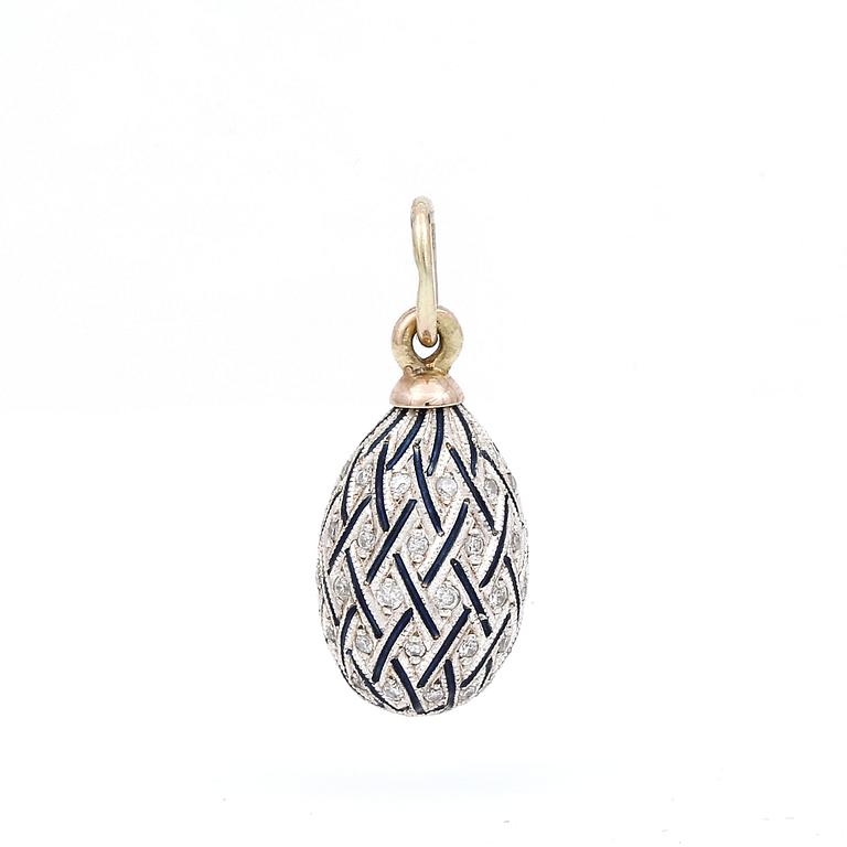 HÄNGE, emaljerat ägg med diamanter totalt ca 0.30 ct. Silver samt 14K guld. Tot ca 4 gram.