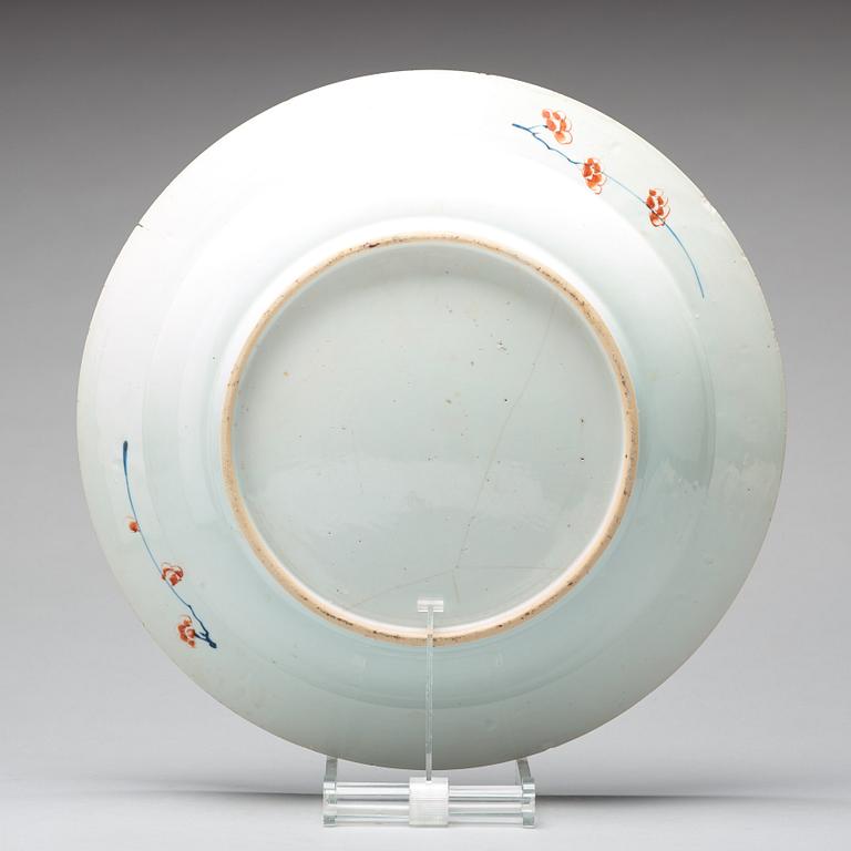 A large imari dish, Qing dynasty, Kangxi (1662-1722).