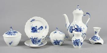 KAFFESERVIS, 35 delar, porslin, "Blå blomst", Royal Copenhagen.