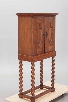 KABINETTSKÅP, barockstil, 1800-tal.