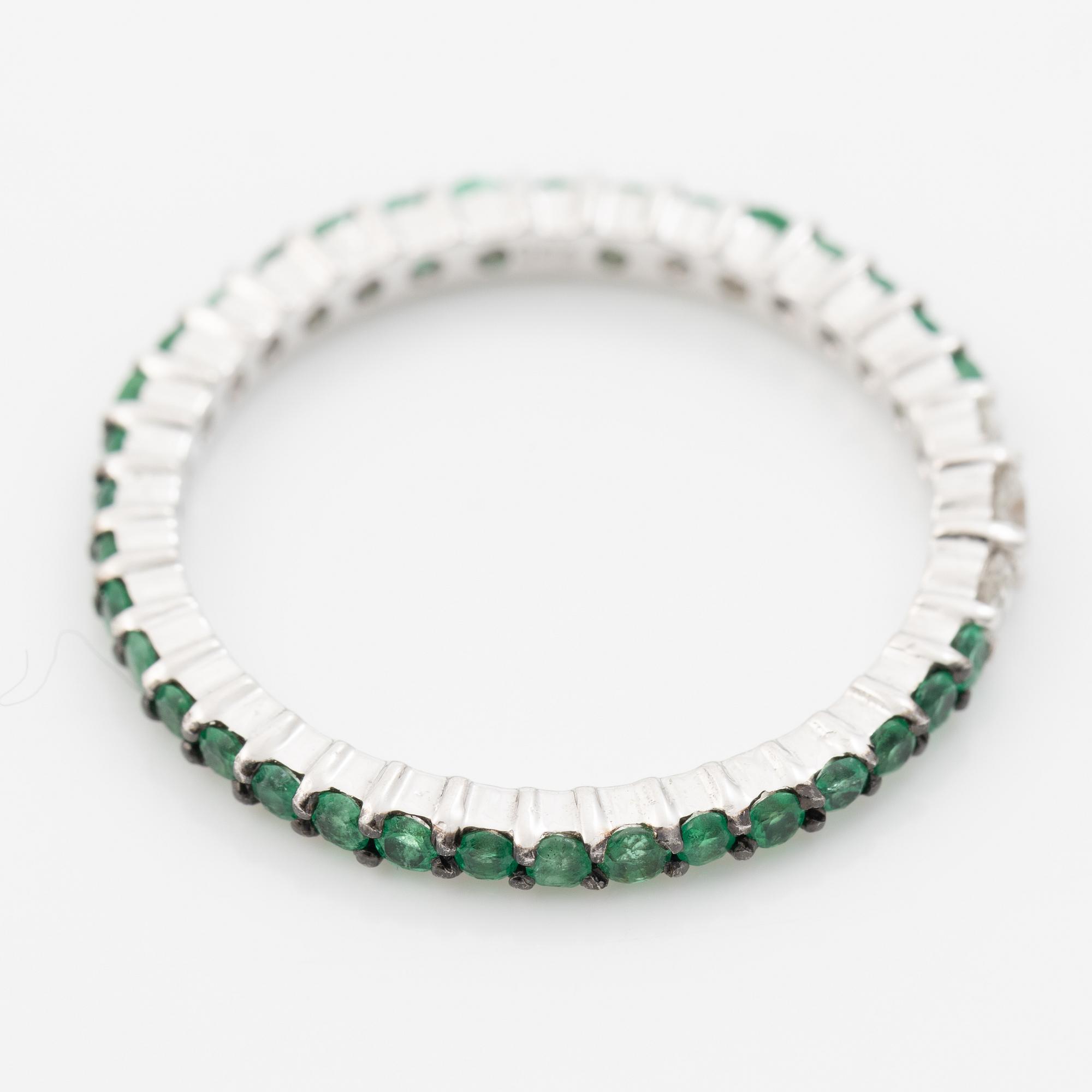 Ring in 18K white gold with brilliant-cut diamonds and emeralds.