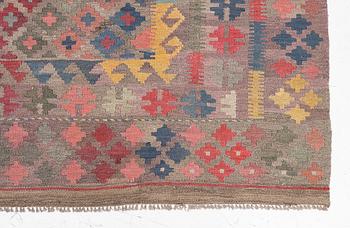 A Kelim carpt, c. 280 x 205 cm.