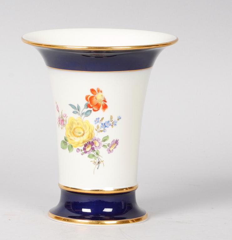 LJUSSTAKAR, ett par, samt VAS, porslin. Meissen.