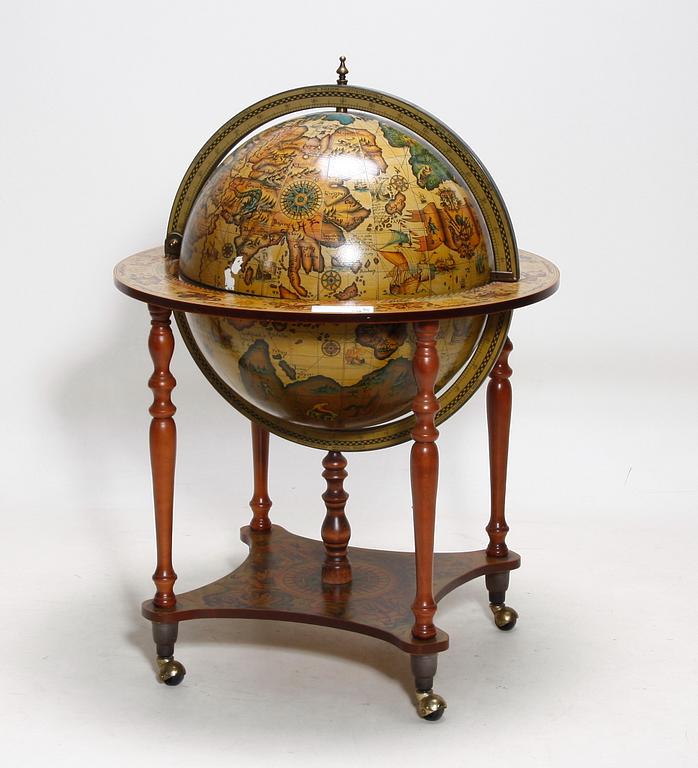 BARSKÅP, i form av jordglob. 1900-talets andra hälft.