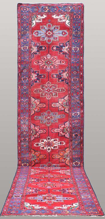 Malayer, ca 495 x 117 cm.