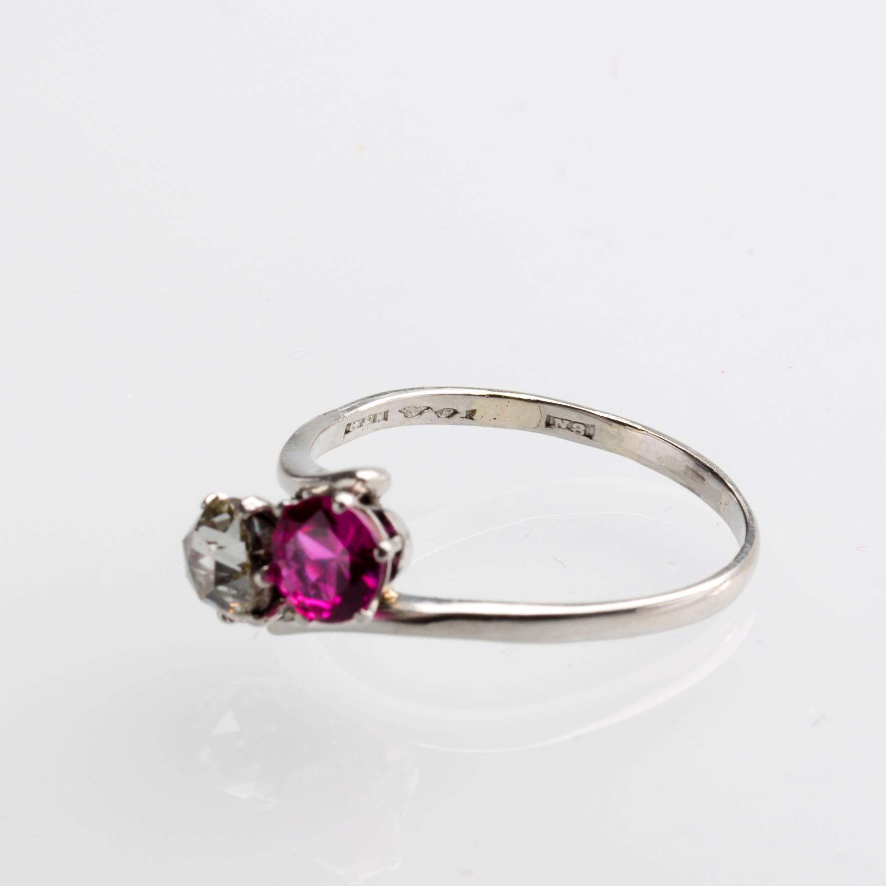 RING, 18 k vitguld med diamant ca 0.50 ct samt rubin ca 0.55ct. Lundström Göran, Piteå, 1939. Vikt ca 3,6 g.