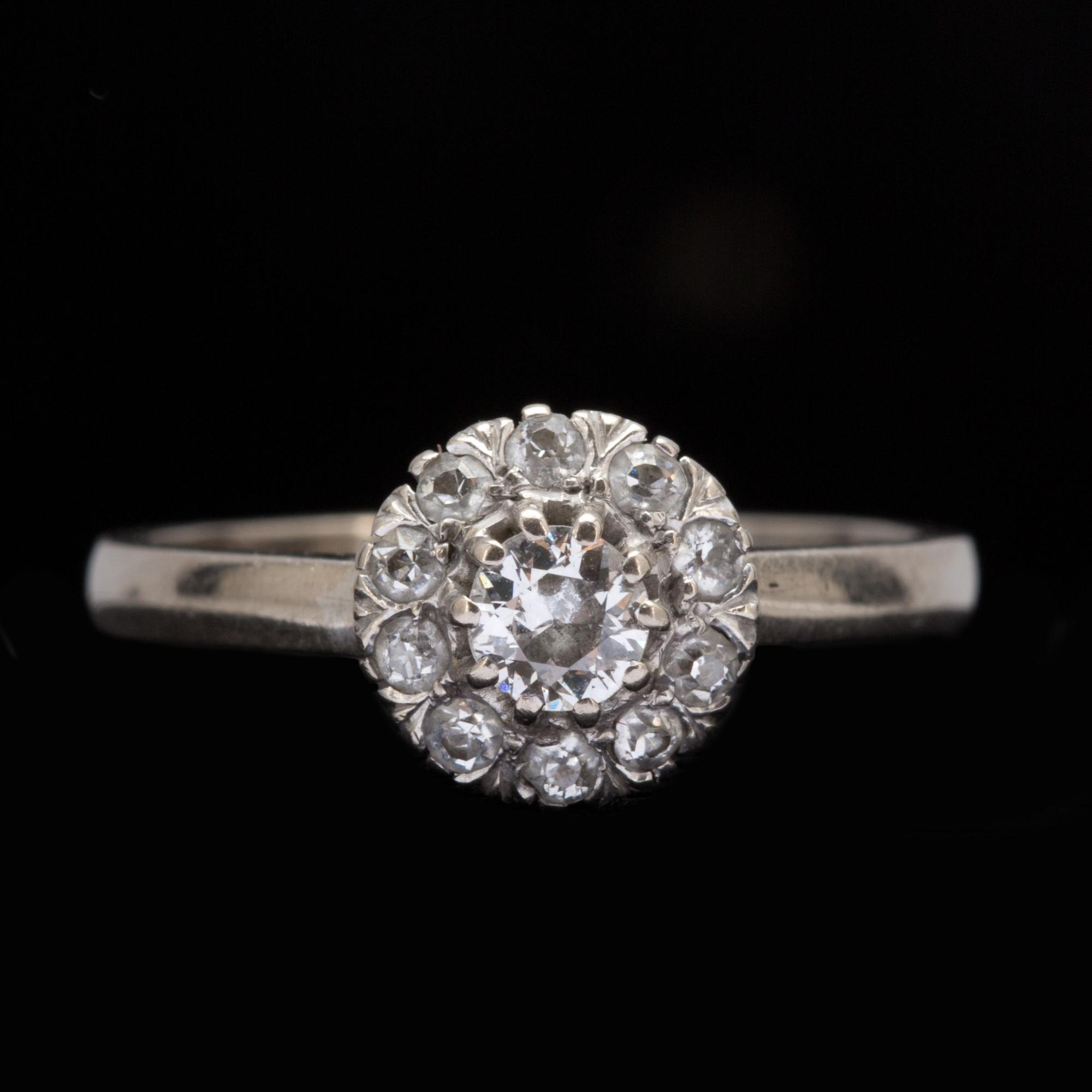 RINGAR, 2st, 18 k vitguld med diamanter. Totalvikt ca 5 g.