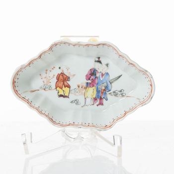 A group of three Chinese famille rose porcelain ewers and two dishes, Qing dynasty, Qianlong (1736-95).
