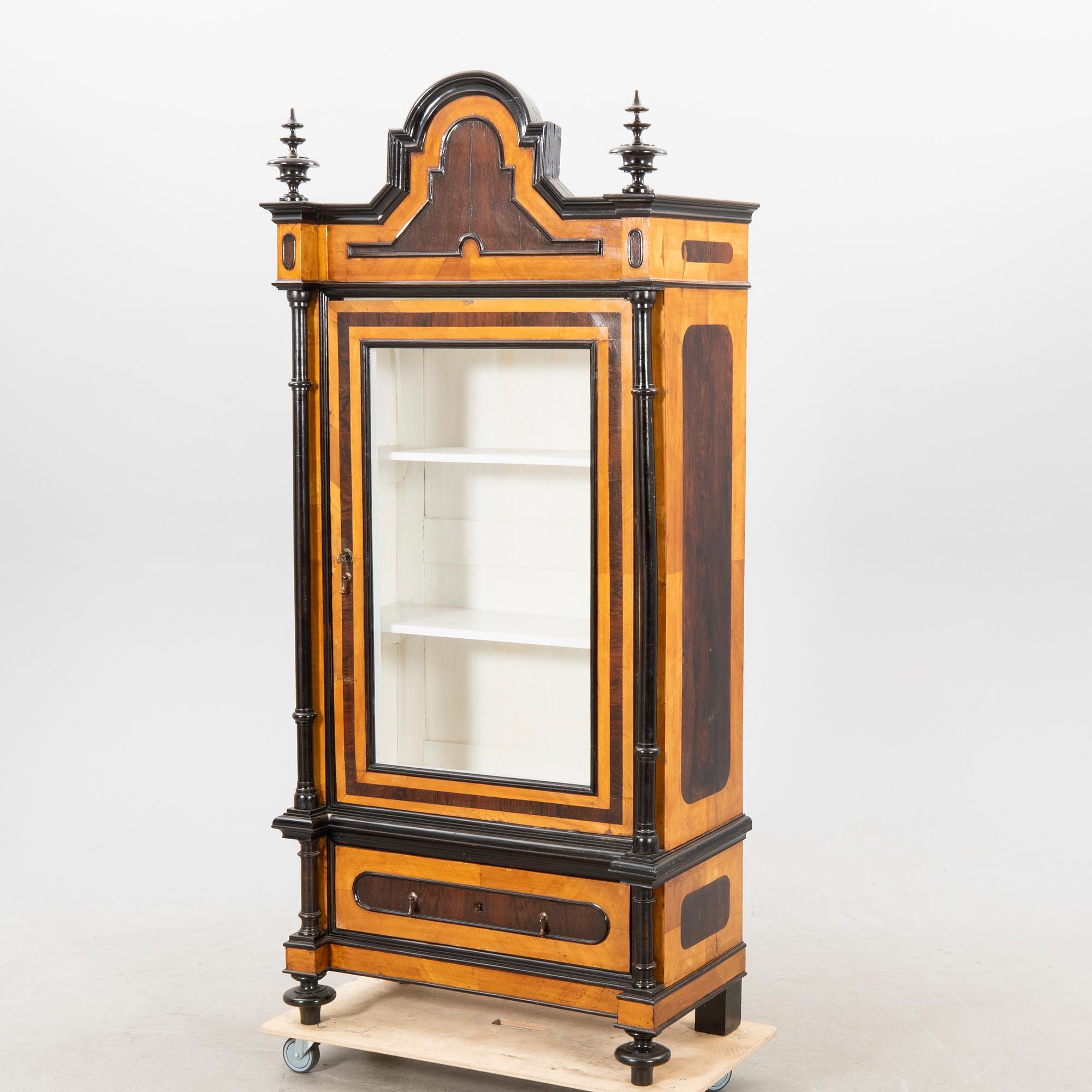 Vitrine cabinet Neo-Renaissance late 19th century.