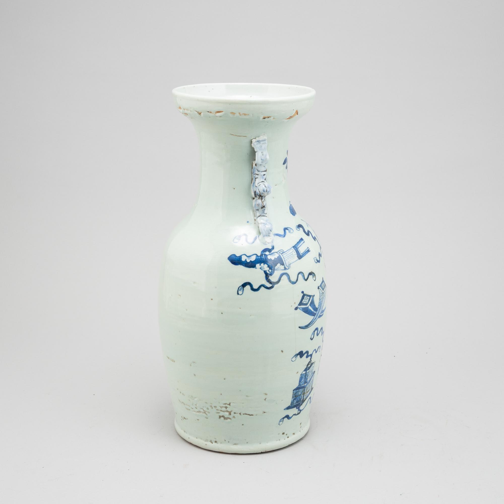 A Chinese porcelain vase, Qing dynasty, 19th century.