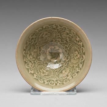 676. A celadon glazed bowl, Song dynasty (960-1279).