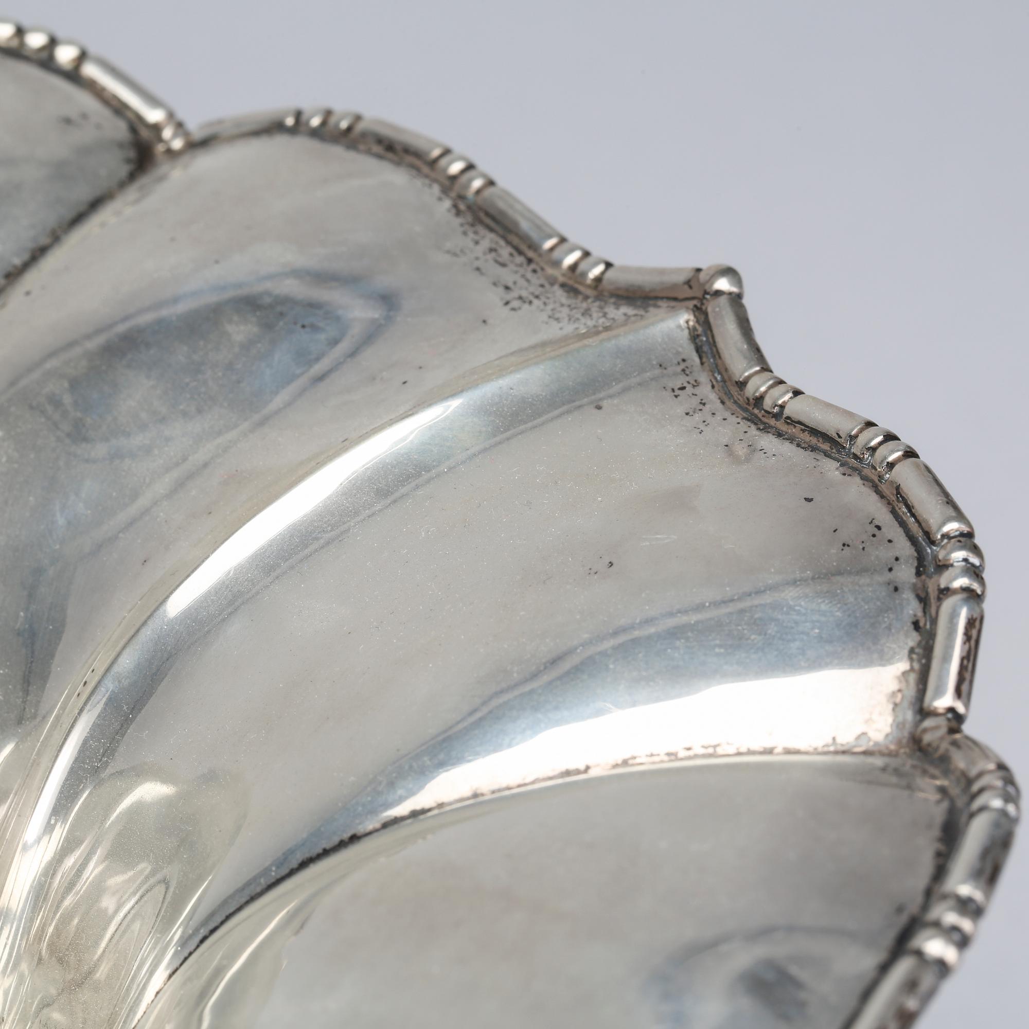 ERIC KALB, skål på fot, silver, Halmstad 1925, svenska importstämplar. Vikt c:a 790 g.