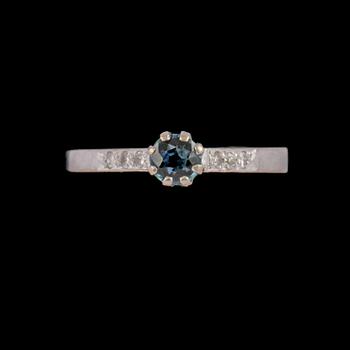 RING, 18k vitguld med blå safir, 0.30 ct samt 6 åttkantslipade diamanter, Bims Guldsmide, Göteborg, 1965. Vikt 2 g.