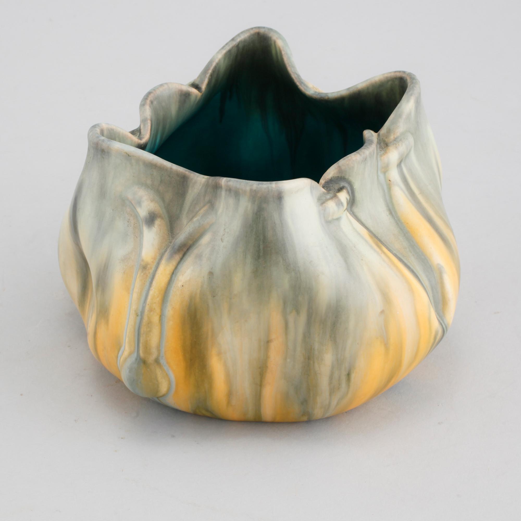 A bowl made by Eugene Baudin for Poterie de Monaco, signed, omkring år 1900.
