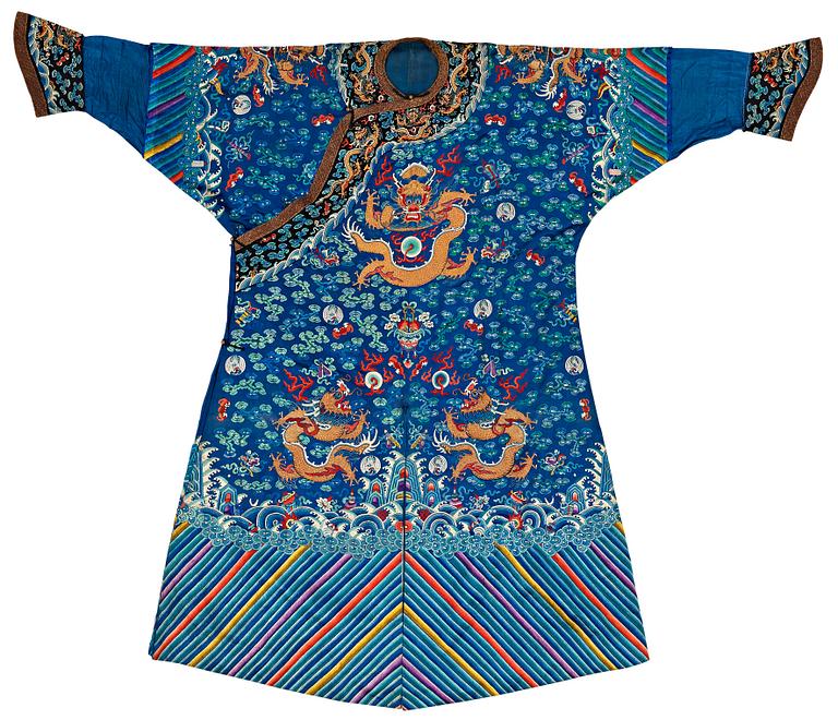 A Chinese embrodiered coat, late Qing dynasty, circa 1900.