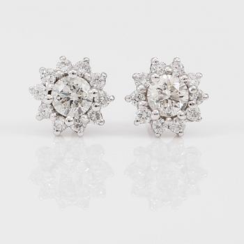 ÖRHÄNGEN, 1 par, briljantslipade diamanter total ca 1.05 ct.