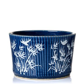 1047. A large slip decorated flower pot, Qing dynasty, 19th Century.