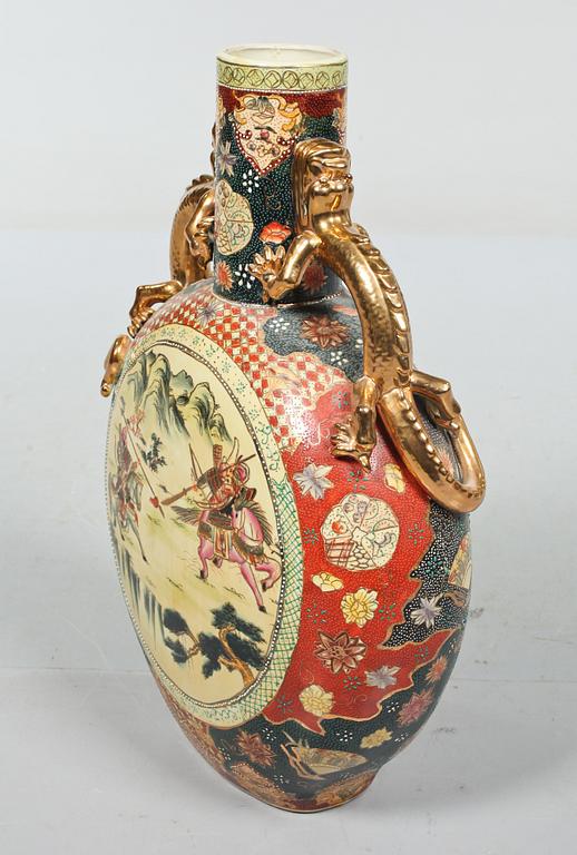 PILGRIMSKRUS, porslin, Japan, 1900-tal.