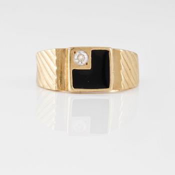 RING, 18K guld med briljantslipad paste samt onyx. Vikt  4,1 gram.