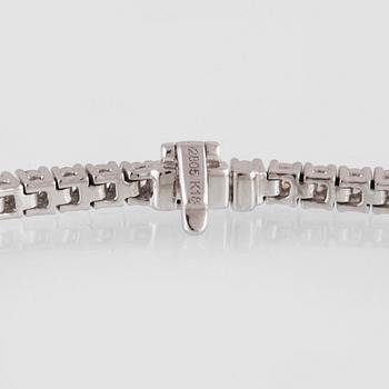 ARMBAND, 18K vitguld med 80 briljantslipade diamanter 2.81 ct. Vikt 11,6 gram.