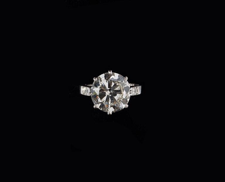 A brilliant cut diamond ring, 4.68 cts, set with smaller diamond to the sides.