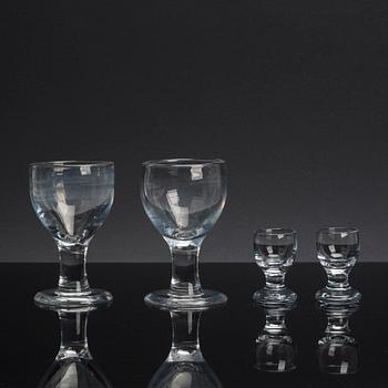 A SET OF 16 PIECES SIGNE PERSSON-MELIN "RUBEN" GLASSES.