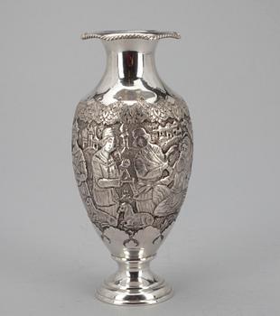 VAS + SERVERINGSBESTICK, 6 delar. Silver, stål. Vasen troligen Turkiet, besticken Tyskland. Totalvikt 245 g.