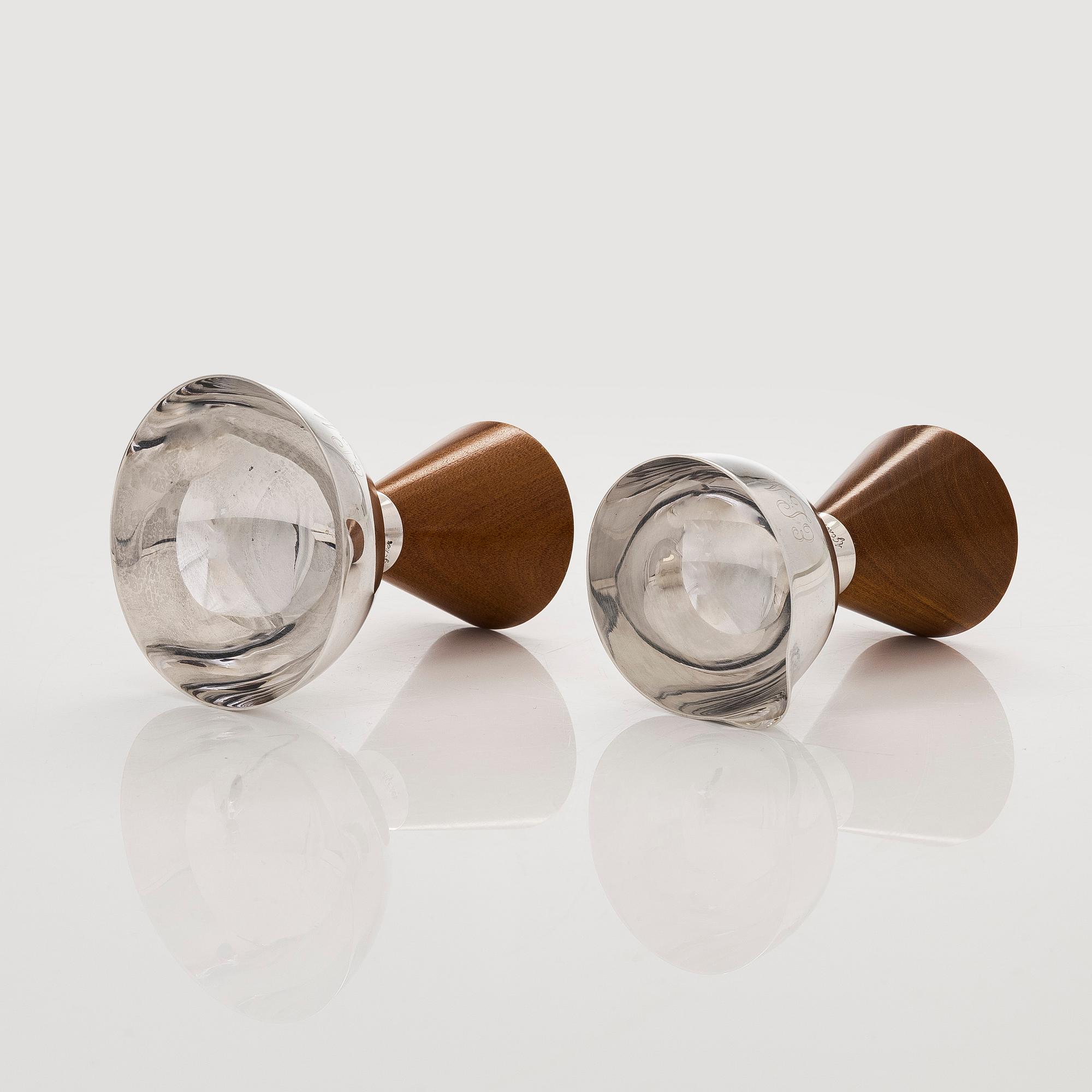 Anna-Greta Eker, Sokerikko ja kermakko, hopeaa ja mahonkia, Auran Kultaseppä oy, Turku 1965.