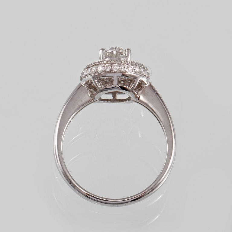 RING, 18K vitguld med briljantslipade diamanter ca 0.48 ct samt ovalslipad diamant ca 0.87 ct. Vikt 4,3 gram.