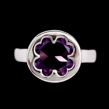 RING, rhodinerat silver, ametist 2.36 ct. Total vikt ca 4 g.