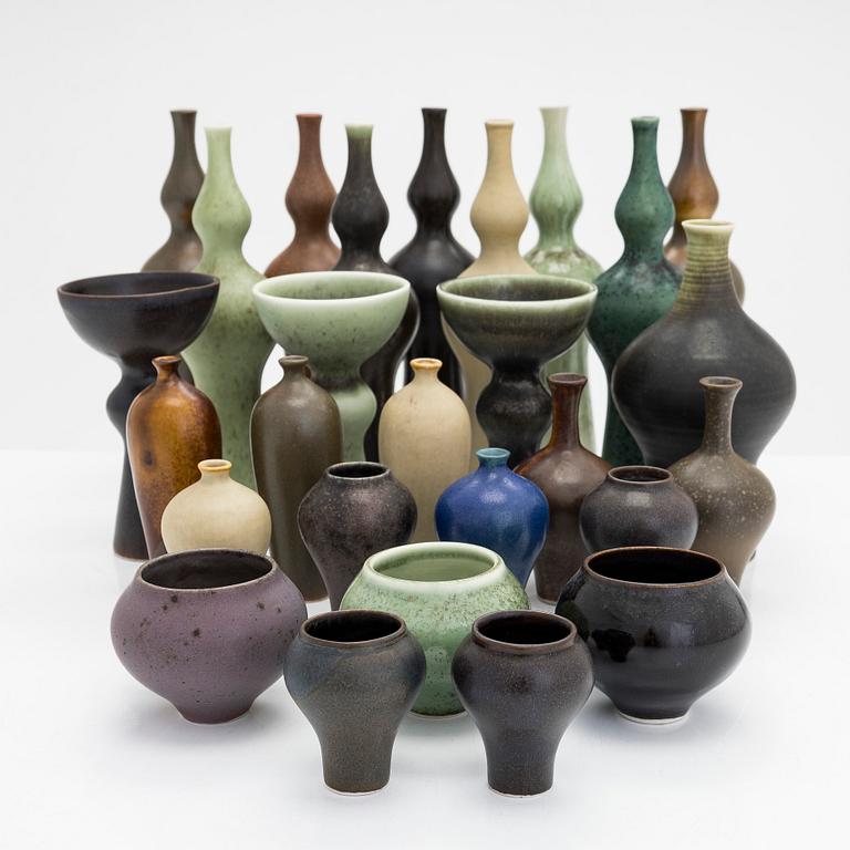 Annikki Hovisaari, a collection of 27 pieces ceramic vases, signed Arabia AH.