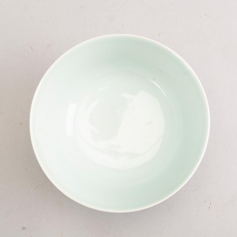 A set of two bowls and one dish 19th/20th century porcelain.