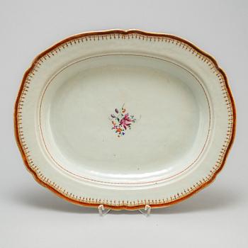 SERVERINGSFAT, två stycken, kompaniporslin. Qingdynastin, Qianlong (1736-95).