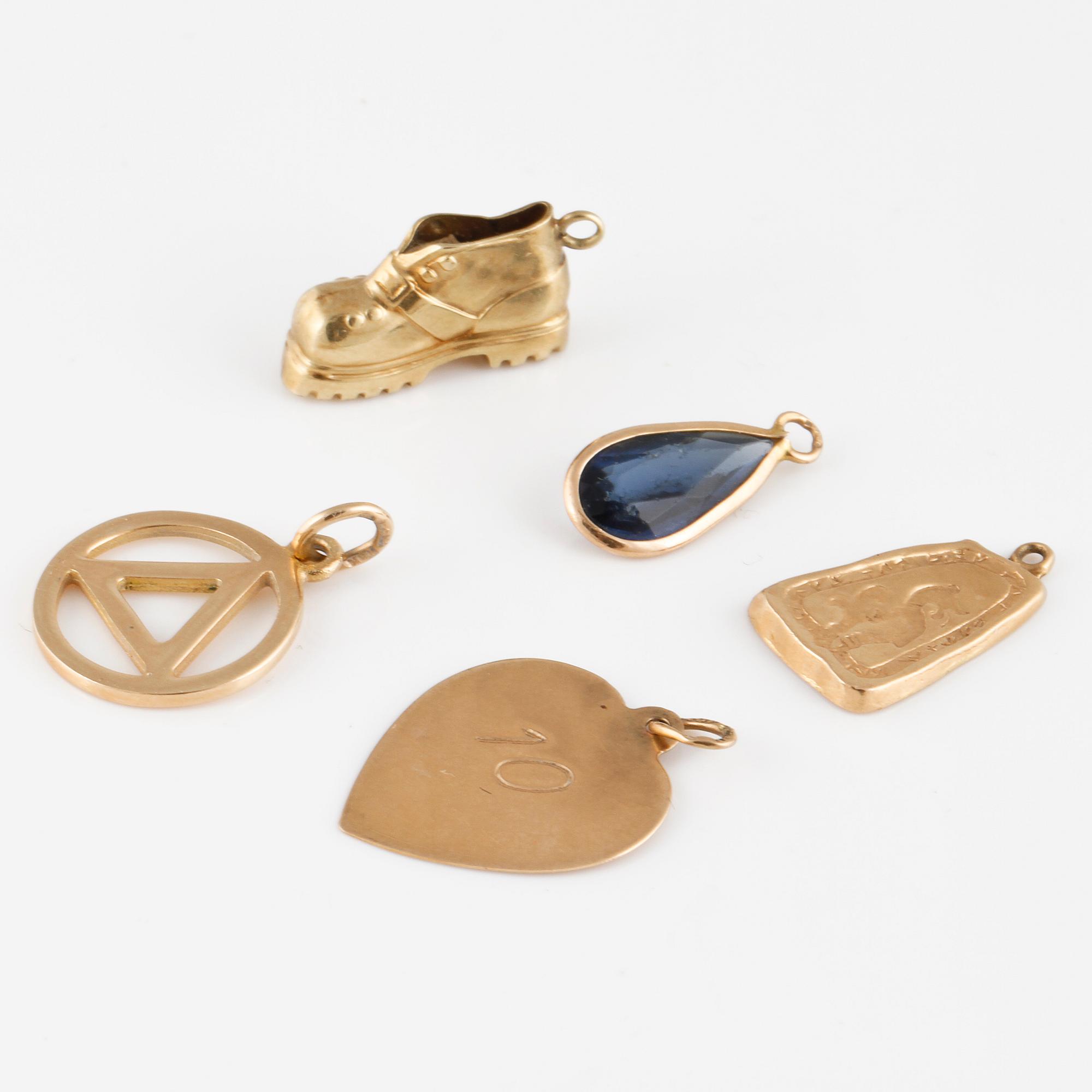 BERLOCKER, 5 st, 14 respektive 18K guld samt blå paste. Vikt 4,9 gram.