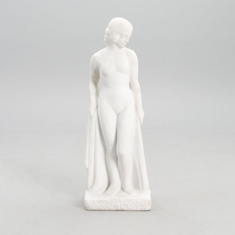 A MARBLE SCULPTURE OF A LADY.