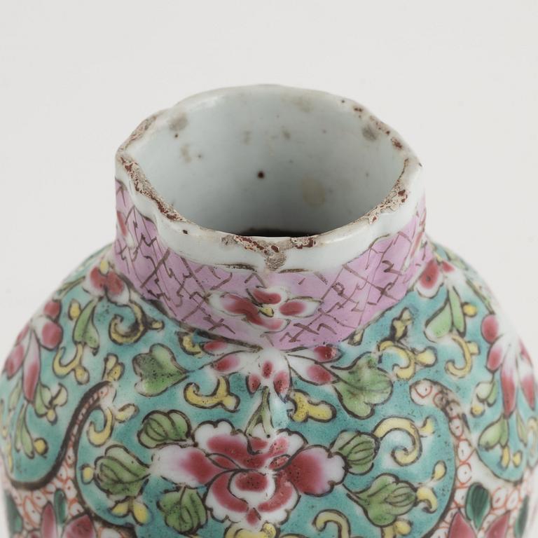 A pair of Chinese famille rose porcelain plates and a vase, Qing dynasty, 18th century.