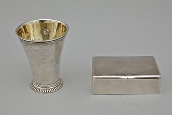 SNUSDOSA SAMT BÄGARE, silver, bl a Johan Niklas Palm, Visby, 1855 resp 1700-tal. Ca 129g.