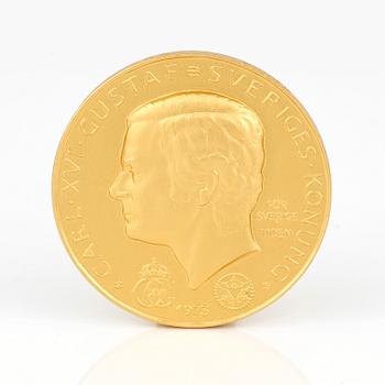 MEDALJ, "Tonskiftesmedaljen", 18 k guld Carl XVI Gustaf, enligt äkthetsintyg nr 388, 1973.